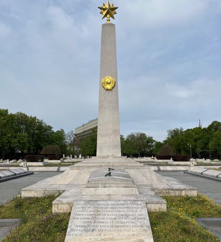 Soviet Memorial, Kerepesi Cemetery, Budapest (Photo: Christine Varga-Harris) Soviet Memorial, Kerepesi Cemetery, Budapest (Photo: Christine Varga-Harris)